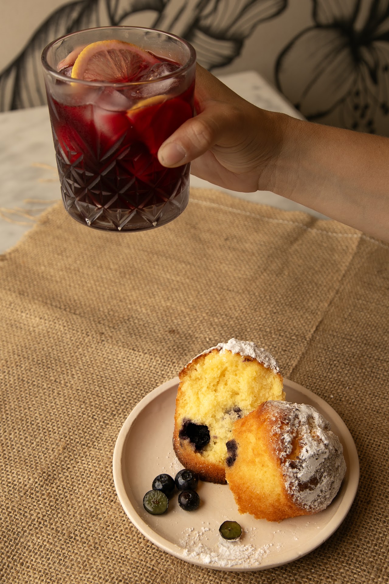 Muffin de arándanos y sangría en ALTA CAFÉ