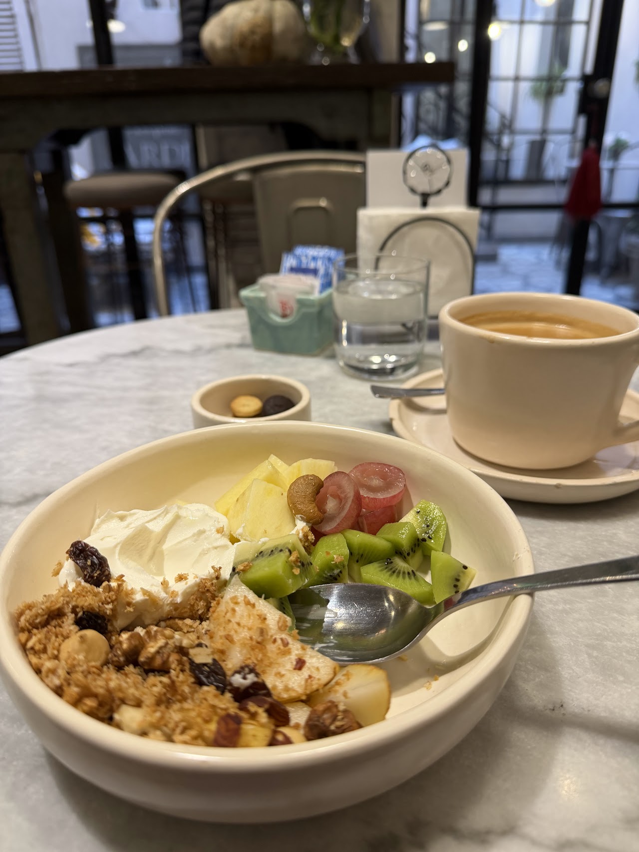 Bowl de granola y café en ALTA CAFÉ