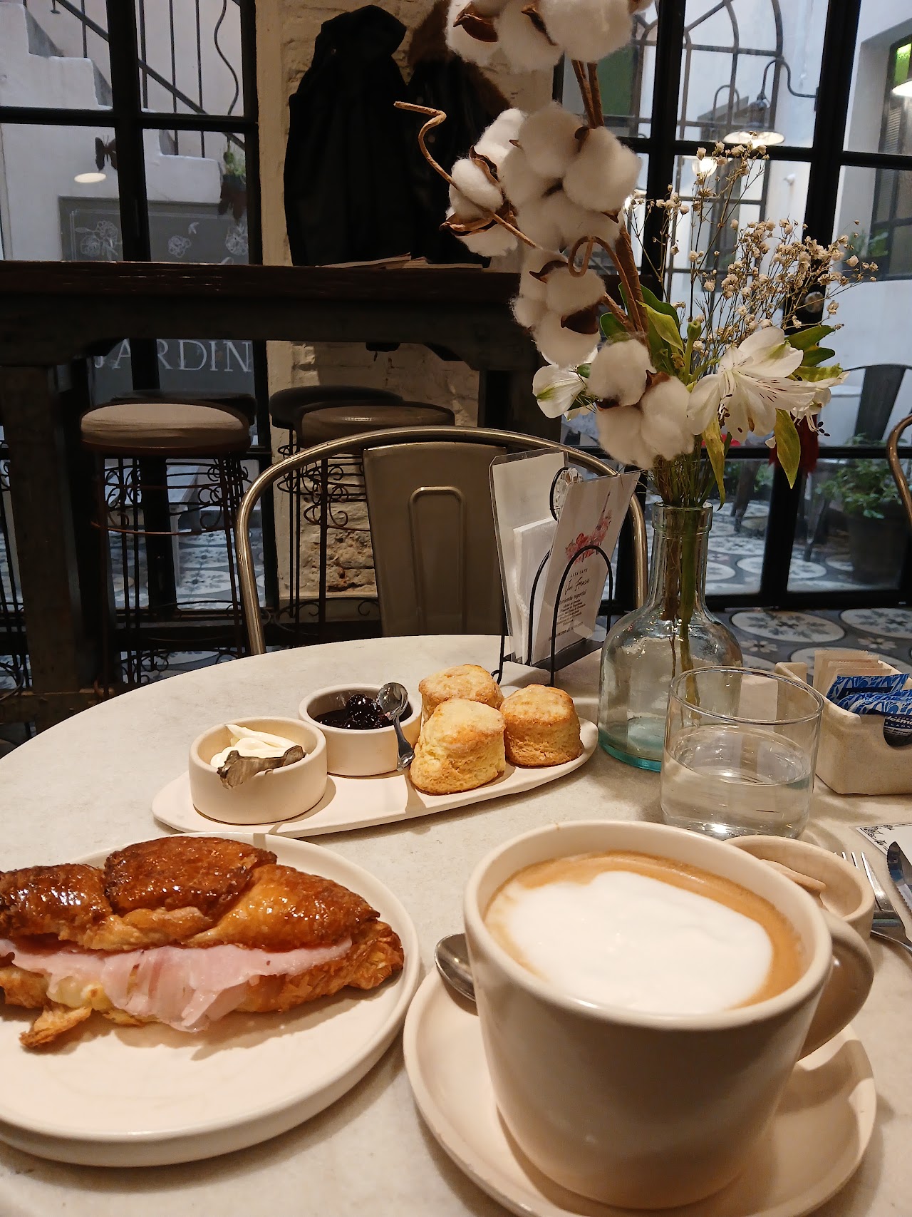 Croissant y cappuccino en ALTA CAFÉ